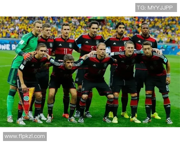 足球传奇人物与历史瞬间全解析 足球明星成长轨迹与辉煌时刻回顾